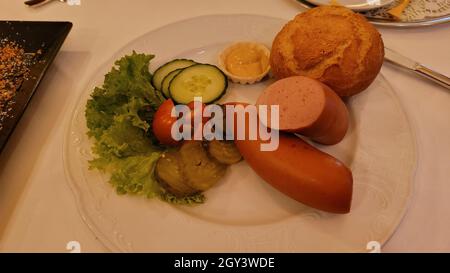 salsiccia tedesca con pane Foto Stock