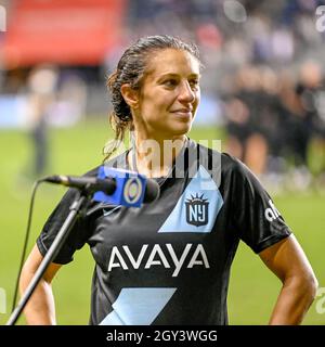 Chester, PA, Stati Uniti 6 ottobre, 2021 - Carli Lloyd ottiene un post-gioco di addio dalla sua città natale e dà un discorso emotivo ai fan dopo il gioco NWSL tra NY / NJ Gotham FC e lo Spirito Washington - Photo Credit: Don Mennig / Alamy News Foto Stock