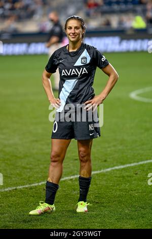 Chester, PA, Stati Uniti 6 ottobre, 2021 - Carli Lloyd ottiene un post-gioco di addio dalla sua città natale e dà un discorso emotivo ai fan dopo il gioco NWSL tra NY / NJ Gotham FC e lo Spirito Washington - Photo Credit: Don Mennig / Alamy News Foto Stock