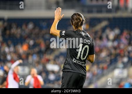 Chester, PA, Stati Uniti 6 ottobre, 2021 - Carli Lloyd ottiene un post-gioco di addio dalla sua città natale e dà un discorso emotivo ai fan dopo il gioco NWSL tra NY / NJ Gotham FC e lo Spirito Washington - Photo Credit: Don Mennig / Alamy News Foto Stock