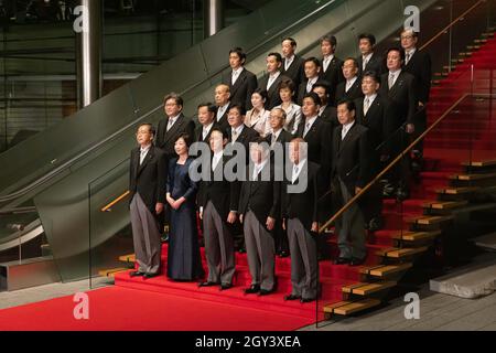 Il primo ministro giapponese recentemente nominato Kishida Fumio pone per una foto commemorativa con il suo gabinetto dopo il primo incontro del gabinetto a Kantei. Tokyo 4 ottobre 2021. Foto Stock