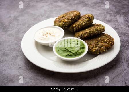 Moong germogliato dal tikki o polpettine è uno spuntino sano dall'India servito con chutney verde e curd Foto Stock