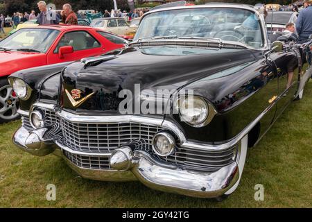 Naphill, Inghilterra - 29 agosto 2021: Una Serie nera 62 Cadillac Convertibile. Serie 62 le vetture sono state costruite tra il 1954 e il 1956. Foto Stock