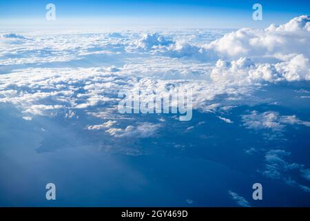 Sorvola Tarragona e la costa del Mediterraneo con nuvole di tempeste Foto Stock