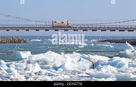 Camper van sul ponte di Jokulsarlon, la più grande laguna o lago del ghiacciaio nel sud-est dell'Islanda Foto Stock