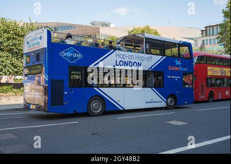 I turisti a bordo di una Gray Line salgono, scendi dall'autobus del tour di Londra in Queen Victoria Street. Londra, Inghilterra, Regno Unito Foto Stock