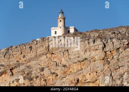 Il faro di Folegandros sul lato sud dell'isola Foto Stock