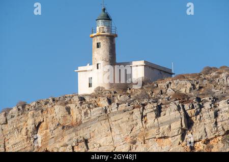 Il faro di Folegandros sul lato sud dell'isola Foto Stock