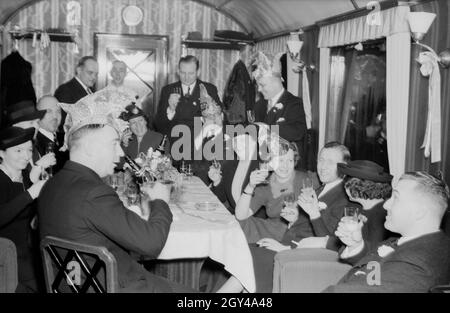 Die Prinzessin der Mainzer Fastnacht 1938, Ildegarda Kühne, zusammen mit der Offiziellen Fastnacht. Il carnevale principessa Ildegarda Kuehne seduti insieme con alcuni funzionari del carnevale 1938. Foto Stock