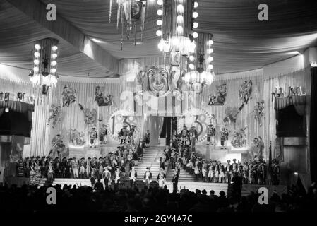 Die Stadthallo in Mainz, bereit zur Prinzenproklamation 1938. Mainz main event Hall, pronto per il carnevale altezze, 1938. Foto Stock