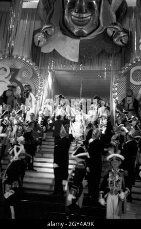 Die Krönung des Prinzenpaares der Mainzer Fastnacht 1938, Martin Ohaus und Hildegard Kühne, anläßlich des 100. Jubiläums des MCV. L'incoronazione del principe e principessa di carnevale in Mainz, 1938. Foto Stock