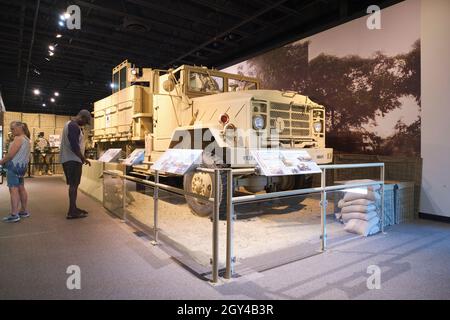 Un M923 5 tonnellate, 6x6 camion blindato, usato in Iraq. Presso il museo dei trasporti dell'esercito degli Stati Uniti a Fort Eustis, Virginia. Foto Stock