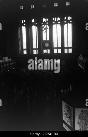 Besucher in der Empfangshalle des Leipziger Hauptbahnhofs auf dem Weg zur Leipziger Frühjahrsmesse; Deutschland 1941. Visitatori nella sala degli arrivi della stazione centrale di Lipsia sulla strada per il Leipziger Frühjahrsmesse; Germania 1941. Foto Stock