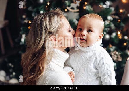 Mamma che ama baciare figlio del bambino. Foto Stock