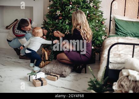 Famiglia felice che decora l'albero. Foto Stock