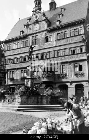 Der Gemüsemarkt vor dem Rathaus mit er astronomischen Uhr am Marktplatz von Tübingen, Deutschland 1930er Jahre. Il mercato delle verdure di fronte al municipio con l'orologio astronomico sulla piazza del mercato di Tübingen, Germania anni trenta. Foto Stock