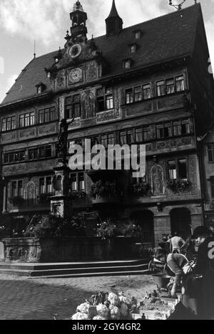 Der Gemüsemarkt vor dem Rathaus mit er astronomischen Uhr am Marktplatz von Tübingen, Deutschland 1930er Jahre. Il mercato delle verdure di fronte al municipio con l'orologio astronomico sulla piazza del mercato di Tübingen, Germania anni trenta. Foto Stock