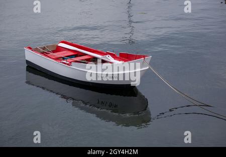 Piccola barca da pesca in legno, ormeggiata nel porto di Baiona, Galizia, Spagna Foto Stock