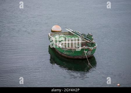 Piccola barca da pesca in legno, ormeggiata nel porto di Baiona, Galizia, Spagna Foto Stock