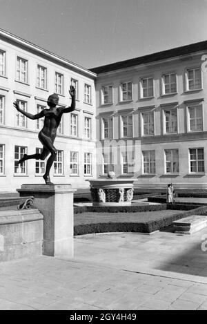Art Deco statua vor der Neuen Aula der Tübinger Universität, Deutschland 1930er Jahre. Art Deco statua in ront della Neue Aula / nuovo auditorium dell'Università di Tübingen, Germania 1930s. Foto Stock