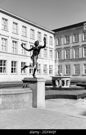 Die Skulptur eines Läufers hinter der Neuen Aula der Universität di Tübingen Deutschland 1930er Jahre. La scultura di un runner dietro la Neue Aula di Tubinga, Germania 1930s. Foto Stock