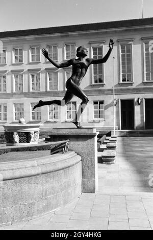 Die Skulptur eines Läufers hinter der Neuen Aula der Universität di Tübingen Deutschland 1930er Jahre. La scultura di un runner dietro la Neue Aula di Tubinga, Germania 1930s. Foto Stock