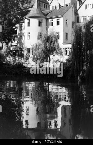 Die Hausfassden entlang der Neckafront mit dem Hölderlinturm a Tübingen, Deutschland 1930er Jahre. Le facciate delle tipiche case a graticcio lungo il fiume Neckar con la Hölderlinturm a Tubinga, Germania 1930s. Foto Stock