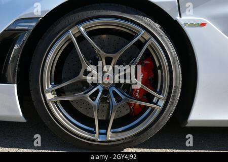 Circuito del Mugello, Italia - 23 Settembre 2021: Particolare cerchio in lega con pinza freno di una McLaren 720s nel paddock del circuito del Mugello. Italia Foto Stock