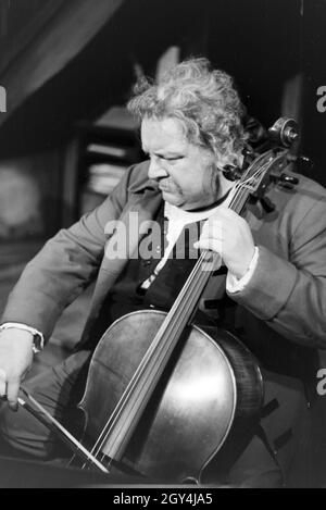 Der deutsche Schauspieler Heinrich George a circuizione Rolle als Stadtmusikant Miller in Schillers 'Kabale und Liebe", mit dem Ende 1938 Schiller-Theater das nach dem Umbau durch Paolo Baumgarten wieder eröffnet wurde, Deutschland 1930er Jahre. L'attore tedesco Heinrich George nel suo ruolo come città-musicista Miller di Schiller 'Kabale und Liebe" (intrigo e Amore) che ha riaperto la Schiller-Theater entro la fine del 1938, dopo che esso è stato ricostruito da Paolo Baumgarten, Germania 1930s. Foto Stock