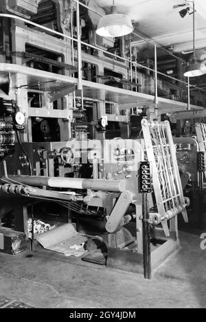 Eine Rotationsdruckmaschine in den Werken des Maschinenbaukonzerns MAN (Maschinenfabrik Augsburg-Nürnberg), Deutschland 1930er Jahre. Una stampa rotativa premere negli impianti di ingegneria meccanica azienda MAN (Maschinenfabrik Augsburg-Nürnberg), Germania 1930s. Foto Stock