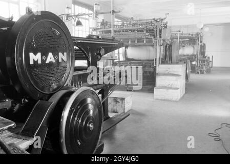 Rotationsdruckmaschinen in den Werken des Maschinenbaukonzerns MAN (Maschinenfabrik Augsburg-Nürnberg), Deutschland 1930er Jahre. Rotative negli impianti di ingegneria meccanica azienda MAN (Maschinenfabrik Augsburg-Nürnberg), Germania 1930s. Foto Stock