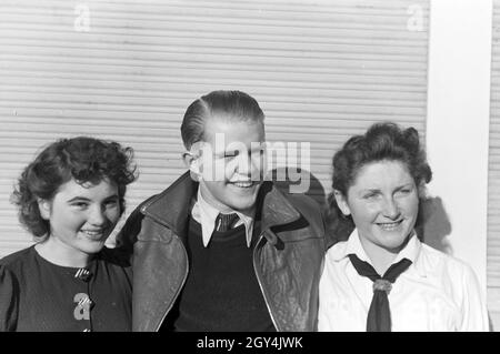 Porträt von jungen Hitlerjugend / Bund Deutscher Mädel Mitgliedern und Teilnehmern eines corsi vom österreichischen Eiskunstläufer und Olympiasieger Karl Schäfer a Dortmund, Deutschland 1930er Jahre. Ritratto di giovane Hitler Gioventù / Lega delle ragazze tedesche membri e partecipanti di una pista di pattinaggio sul ghiaccio la formazione allenata da la figureskater austriaco e alle Olimpiadi champion Karl Schäfer, Germania 1930s. Foto Stock