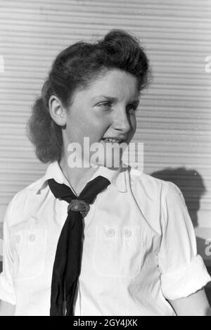 Porträt eines Mädchens BDM in uniforme mit der weißen Bluse, schwarzem Halstuch und Lederknoten, Deutschland 1930er Jahre. Ritratto di un uniforme della ragazza BDM indossando la camicia bianca, neckerchief nero e cuoio diapositiva, Germania 1930s. Foto Stock