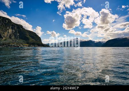 pesca in norvegia, selje. Un paradiso per le vacanze di pesca. Godetevi il paesaggio mozzafiato in barca. Montagne, mare, fiordo e pesce. Foto Stock