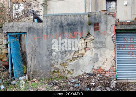 Gateshead UK: 6 marzo 2021: Muro urbano decaduto senza cartello di parcheggio e porta rotta Foto Stock