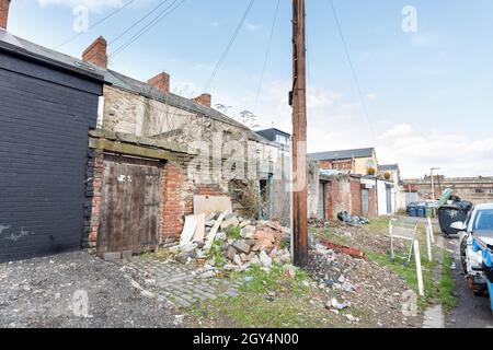 Gateshead UK: 6 marzo 2021: Carie urbane e detriti in un vicolo posteriore Foto Stock