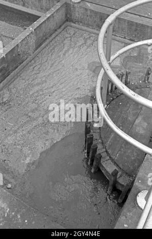 Faulbecken in einem Klärwerk, Deutschland 1930er Jahre. Serbatoi di digestivo presso un impianto di depurazione, Germania 1930s. Foto Stock