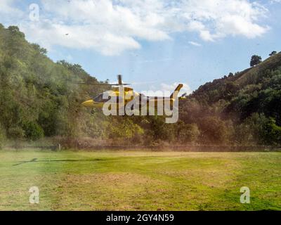 Ambulanza aerea in un campo nel villaggio di Cressbrook, Derbyshire, Regno Unito; chiamata fuori ad un incidente serio sul Monsal Trail vicino. Foto Stock