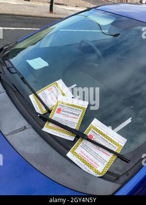Gateshead UK: 26 settembre 2021: Più biglietti per il parcheggio su un parabrezza Foto Stock
