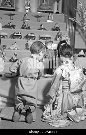 Zwei Kinder, ein Mädchen in japanischer Tracht, bei einer der Ausstellung Reichsfrauenführung, Deutschland 1930er Jahre. Il Twi bambini, uno di essi una ragazza in tradizionali array di giapponese, alla mostra di Reichsfrauenführung, il nazista donne organizzazione, Germania 1930s. Foto Stock