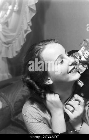 Mit Clown: die Prinzessin der Fastnacht in Mainz, Ildegarda Kühne im Jahre 1938, zum hundertjährigen Jubiläum des Mainzer Carneval Verein (MCV) zuhause in Nieder-Olm. Con un clown: la principessa di carnevale in Mainz 1938, in occasione del centesimo anniversario del leader locali associazione carnevale, a casa in Nieder-Olm. Foto Stock