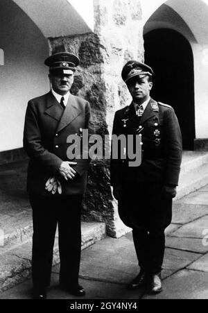 'Adolf Hitler con il pilota di caccia Capitano Helmut Wick alle Berghof di Berchtesgaden. Il comandante del Fighter Group 2 ''Richthofen'' è stato premiato con le foglie di quercia della Croce di ferro in occasione della sua quarantesima vittoria aerea. [traduzione automatizzata]' Foto Stock