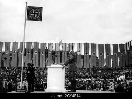 Di fronte al suo consueto scenario propagandisticamente monumentale, Adolf Hitler fa un discorso. [traduzione automatizzata] Foto Stock