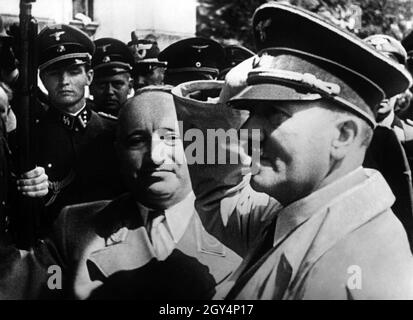Adolf Hitler e Robert Ley al Bayreth Festival nel 1940. Hitler ha partecipato al Festival per l'ultima volta quell'anno e non era più vestito come negli anni precedenti, ma la sua uniforme militare con la giacca grigia uniforme... [traduzione automatizzata] Foto Stock