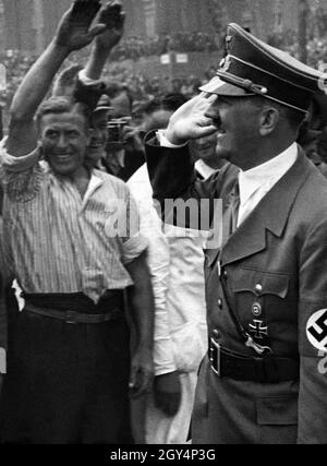 Adolf Hitler saluta i lavoratori coinvolti nella costruzione della Casa del Turismo Tedesco. [traduzione automatizzata] Foto Stock
