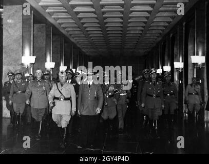 Da sinistra: Magistrati, il generale Wilhelm Keitel, Benito Mussolini, il conte Galeazzo Ciani, il capo della stampa Reich otto Dietrich, Adolf Hitler, Franz von EPP e altri alti funzionari nazisti. [traduzione automatizzata] Foto Stock