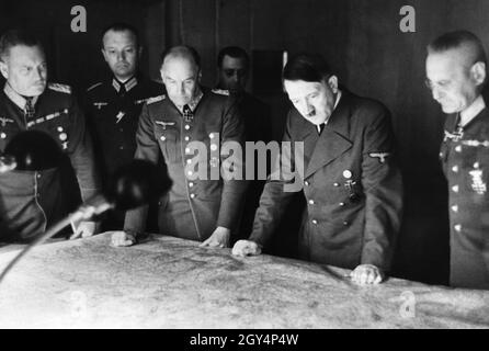 Da sinistra: Il maresciallo di campo Keitel, il maresciallo di campo von Brauchitsch, Hitler e il colonnello generale Halder alla tabella della mappa durante il briefing sulla campagna russa. [traduzione automatizzata] Foto Stock