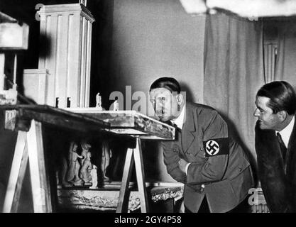 'Albert Speer mostra ad Adolf Hitler il suo modello di ''Casa tedesca'' per la Fiera Mondiale di Parigi del 1936. [traduzione automatizzata]' Foto Stock