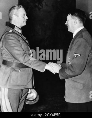 Il generale colonnello Wilhelm Keitel ha ricevuto una reception nella nuova Cancelleria del Reich nel 1939, dove ha ricevuto la Croce del Cavaliere per i suoi servizi durante la campagna polacca. Keitel fu uno dei primi destinatari della Croce di ferro del Cavaliere, insieme a molti altri generali della campagna polacca. La Croce del Cavaliere era stata dotata solo da Hitler il 01 settembre. [traduzione automatizzata] Foto Stock