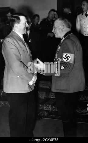 Adolf Hitler a metà degli anni trenta nel suo seme cancelliere Reich in conversazione con il duca Carl Eduard von Coburg. Von Coburg ha agito da capopiano per la NSDAP e ha assunto molti uffici di rappresentanza come quello del Presidente della Croce Rossa. [traduzione automatizzata] Foto Stock